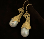 achaean-helmet-earrings-in-18-kt-gold-with-natural-pearls-romeo-crotone-mod-au3627