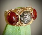 anello-oro-vip-con-ambre-e-moneta-argento-romeo-crotone-mod-au746