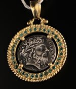 yellow-gold-pendant-750-with-emeralds-and-coin-of-zeus-cb0252au-romeo-crotone-mod-435