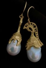 achaean-helmet-earrings-in-18-kt-gold-with-natural-pearls-romeo-crotone-mod-au3627