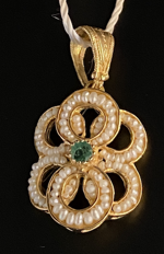 ciondolo-treotto-in-oro-750-con-microperle-e-smeraldo-romeo-mod725