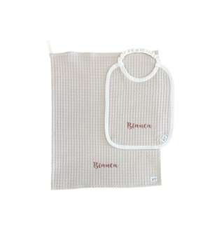 bavaglino-e-asciugamano-beige-a-nido-dape