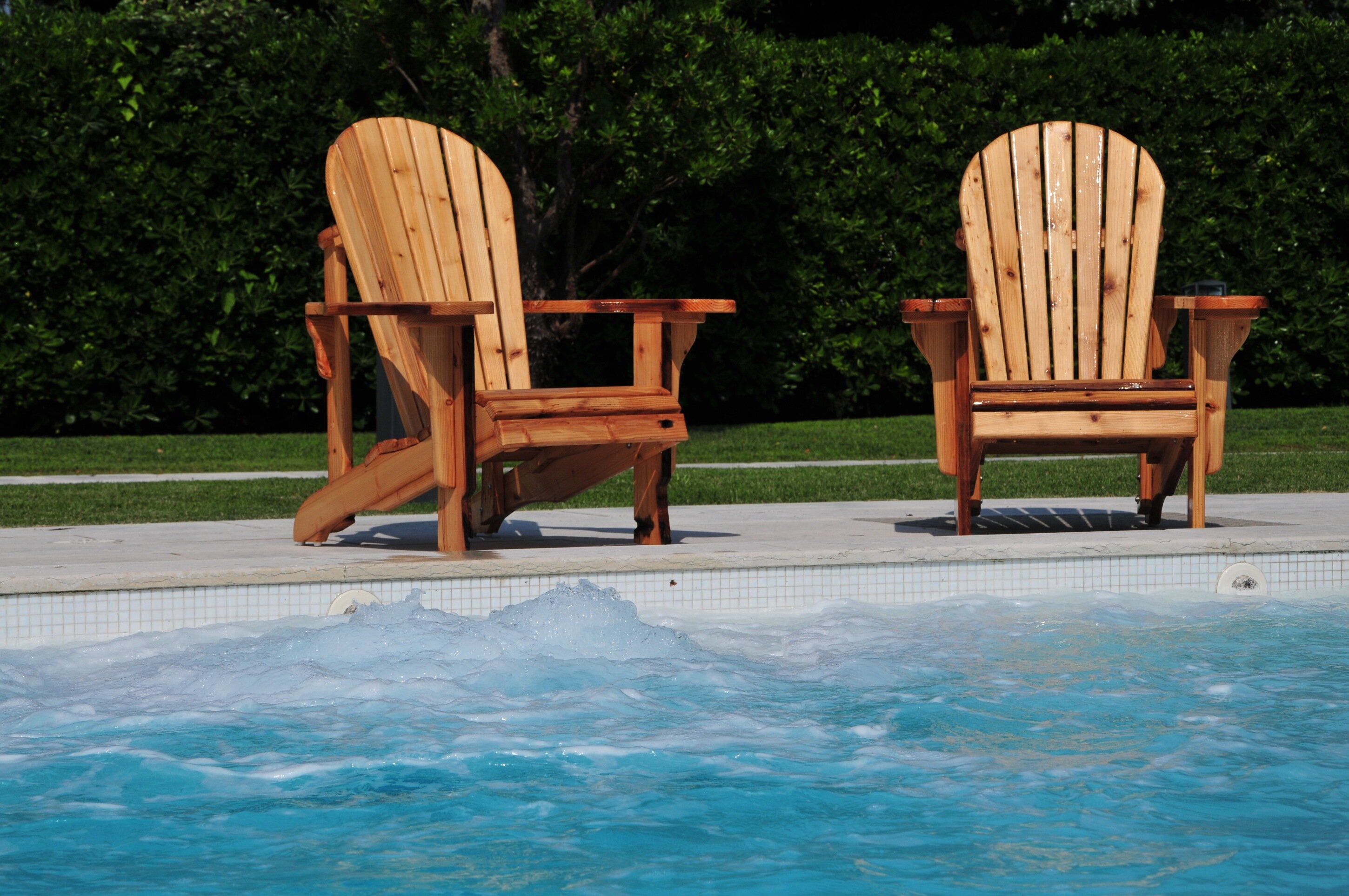 Chi Ama le Sedie Adirondack? Lo Stile di Vita Dietro l'Icona