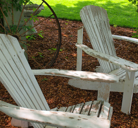 Verniciatura e Manutenzione dei Mobili da Giardino: Come Proteggere le Sedie Adirondack nel Tempo