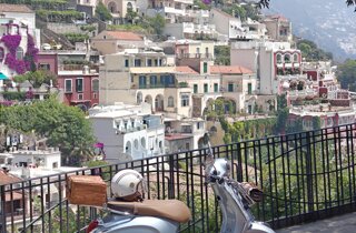 Vespa parcheggiata con vista su Positano