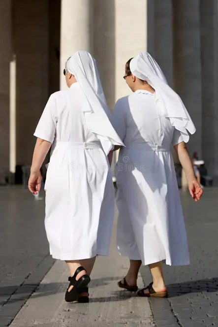 una-camminata-di-due-suore-43865617