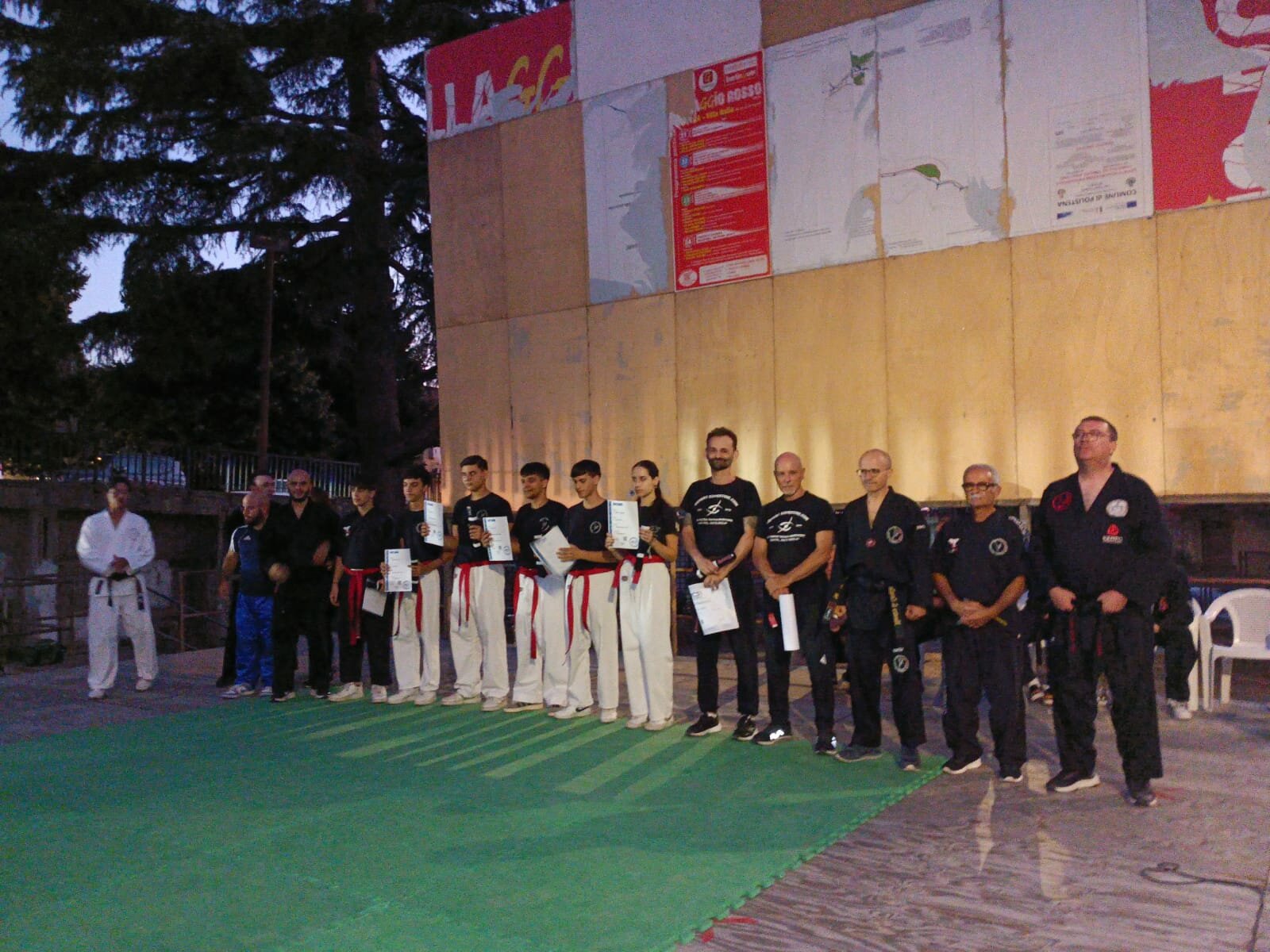 altra-foto-con-graduati-nera-e-insegnanti-tecnici.jpeg