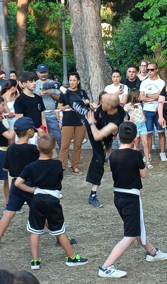 maestro-cavallo-mostra-come-calciare.jpeg