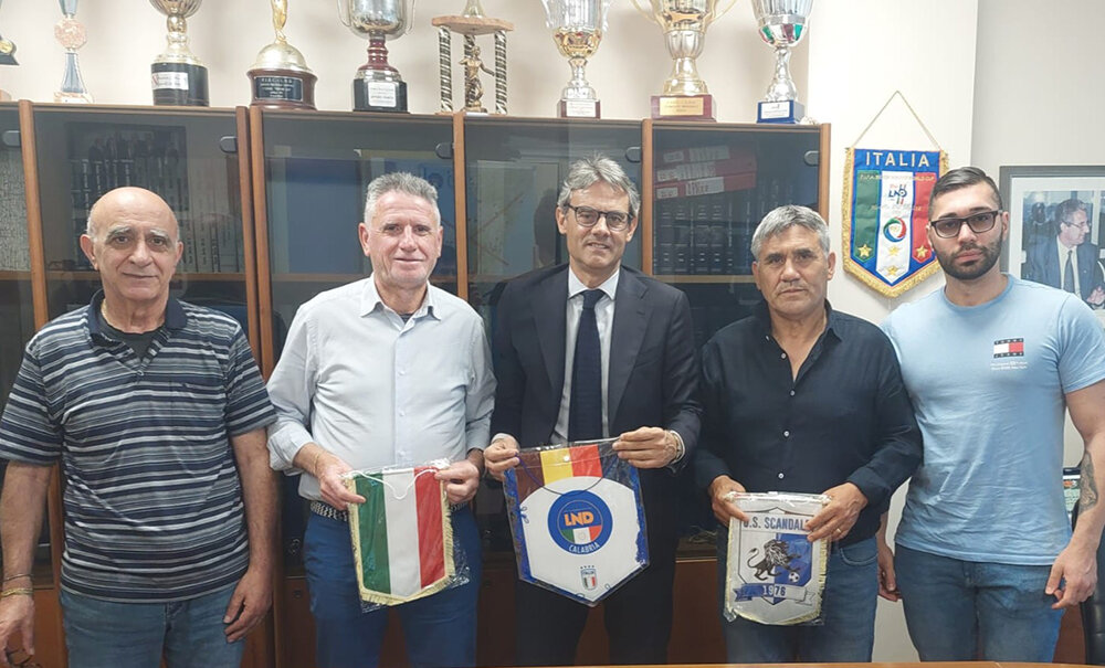 il-presidente-mirarchi-con-i-dirigenti-di-san-fili-e-scandale.jpeg il-presidente-mirarchi-con-i-dirigenti-di-san-fili-e-scandale.jpeg
