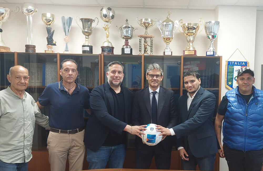il-presidente-mirarchi-con-i-dirigenti-di-polisportiva-bovese-e-città-di-siderno.jpeg il-presidente-mirarchi-con-i-dirigenti-di-polisportiva-bovese-e-città-di-siderno.jpeg