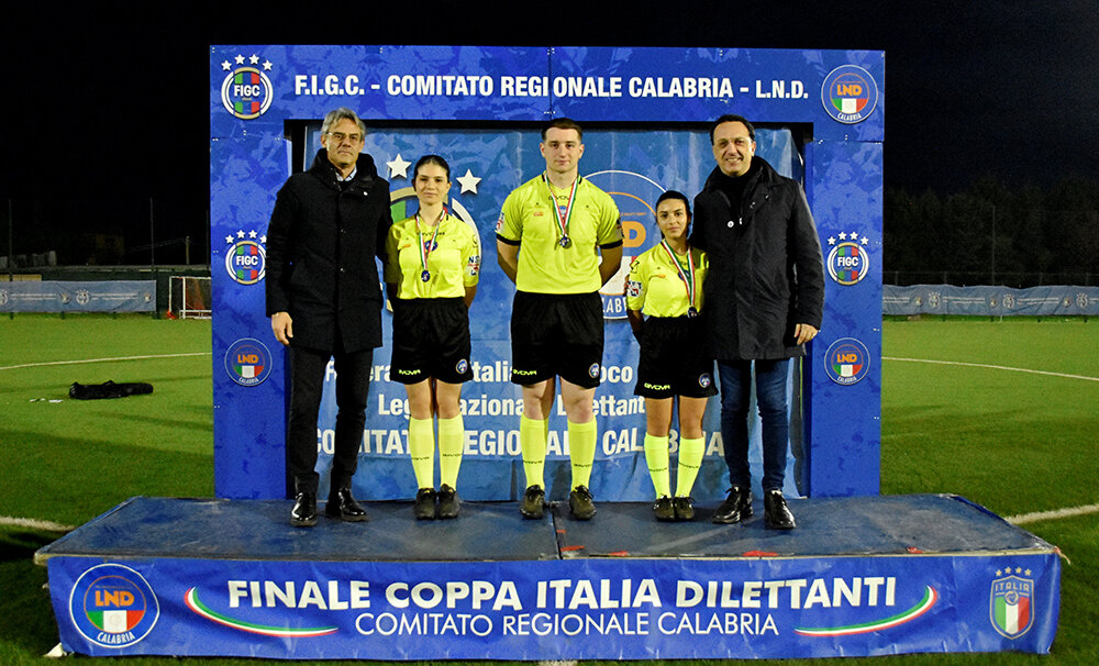 il-presidente-mirarchi-il-presidente-aia-filomia-e-la-terna-arbitrale.jpeg