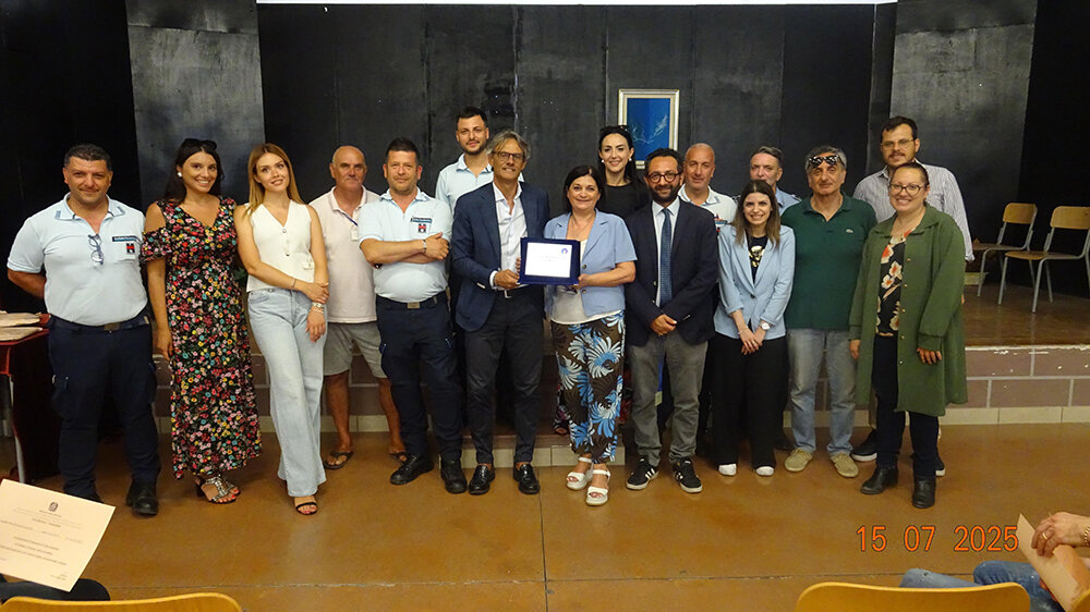 il-presidente-mirarchi-consegna-il-premio-disciplina-torneo-ricreativo-amatori.jpeg il-presidente-mirarchi-consegna-il-premio-disciplina-torneo-ricreativo-amatori.jpeg