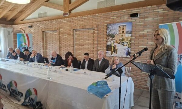 rita-longobardi-e-il-tavolo-congressuale-750x450.jpeg