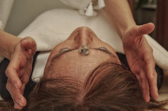 Trattamento olistico Cielo e Terra per riequilibrio tra corpo e mente con riflessologia, suoni e cristalli