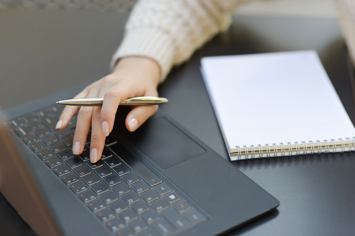 freelancer-working-outdoors
