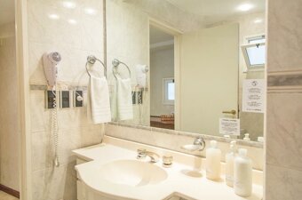 foto%20banÌo.jpeg foto%20banÌo.jpeg