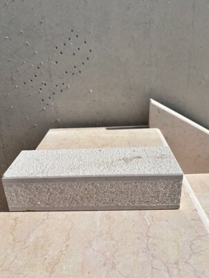 davanzale con fronte bocciardato.jpeg