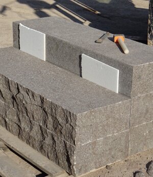 eyJpdCI6ImdyYWRpbmkgbWFzc2ljY2ksIHBvcmZpZG8gZGVsIFRyZW50aW5vLCBmb3J0ZS1idXNvIiwiZnIiOiIgbWFyY2hlcy1tYXNzaXZlcywgcG9ycGh5cmUiLCJlbiI6Im1hc3NpdmUgc3RlcHMsIHBvcnBoeXIsIGZsYW1lZCBzdXJmYWNlIiwiZGUiOiJibG9ja3N0dWZlbiwgcG9ycGh5ciwgZ2VmbGFtbXRlIE9iZXJmbORjaGUifQ==