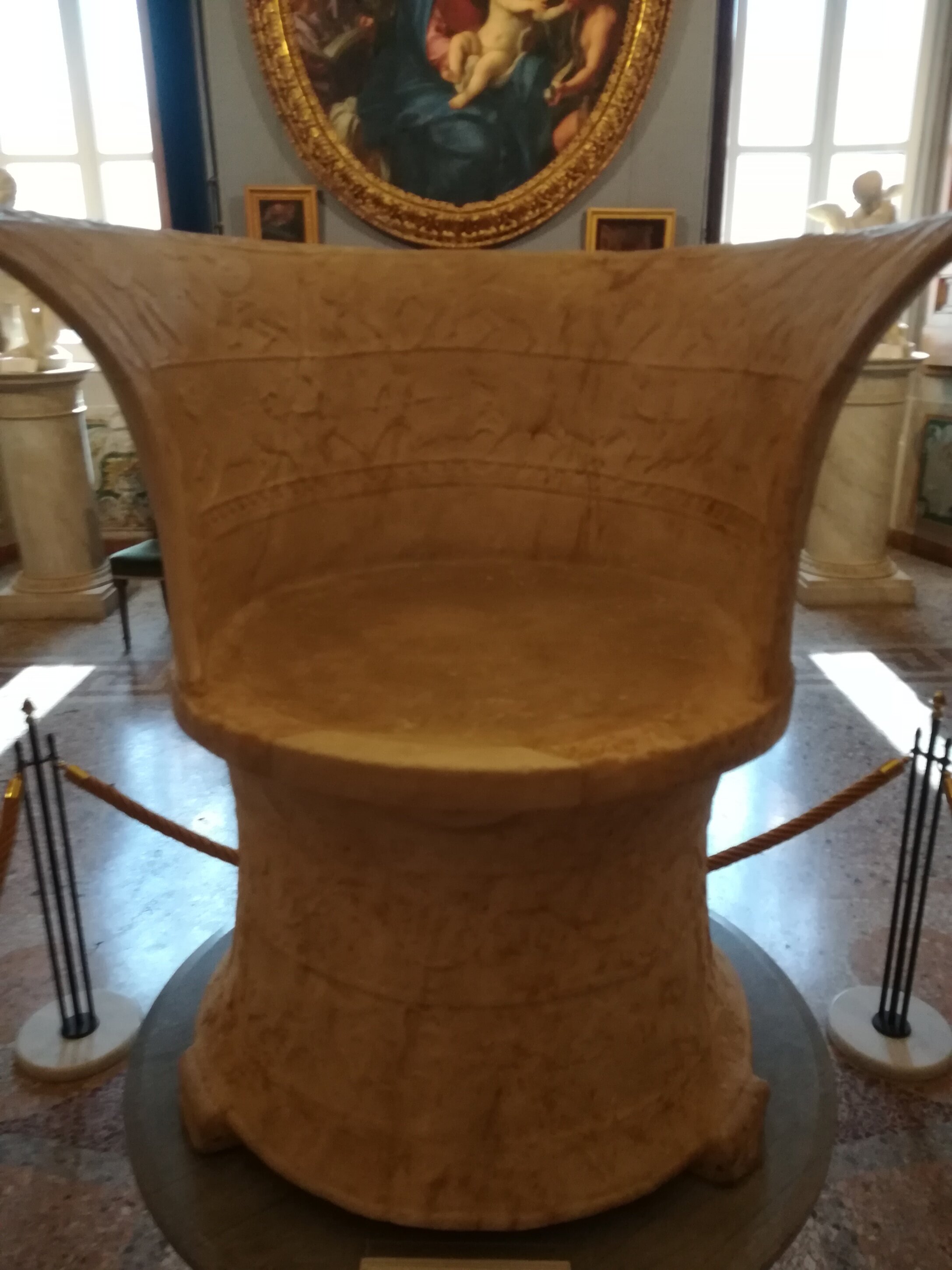 IL CURIOSO E MISTERIOSO TRONO DI GALLERIA CORSINI IL CURIOSO E MISTERIOSO TRONO DI GALLERIA CORSINI