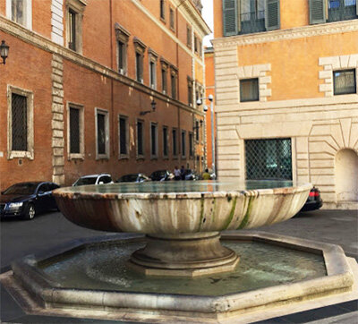 LA FONTANA DI NERONE VICINO AL SENATO LA FONTANA DI NERONE VICINO AL SENATO