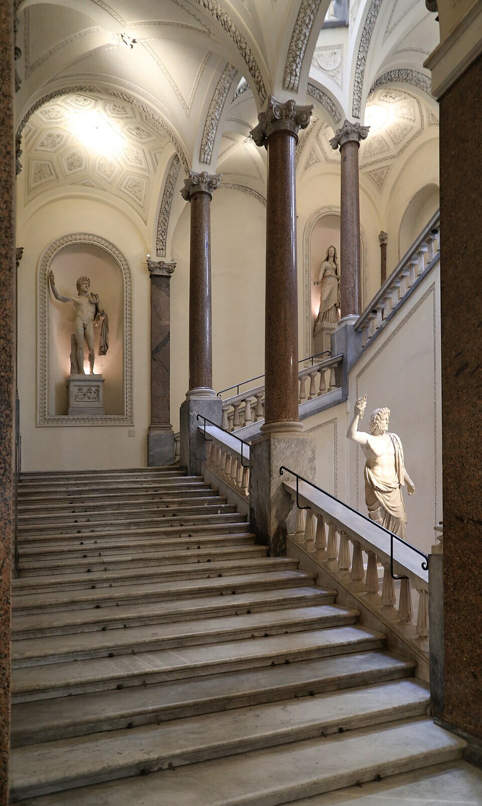 960px-roma_palazzo_braschi_scalone_di_cosimo_morelli_forse_dis._dal_valadier_1804_00_colonne_dal_portico_di_caligola.jpeg