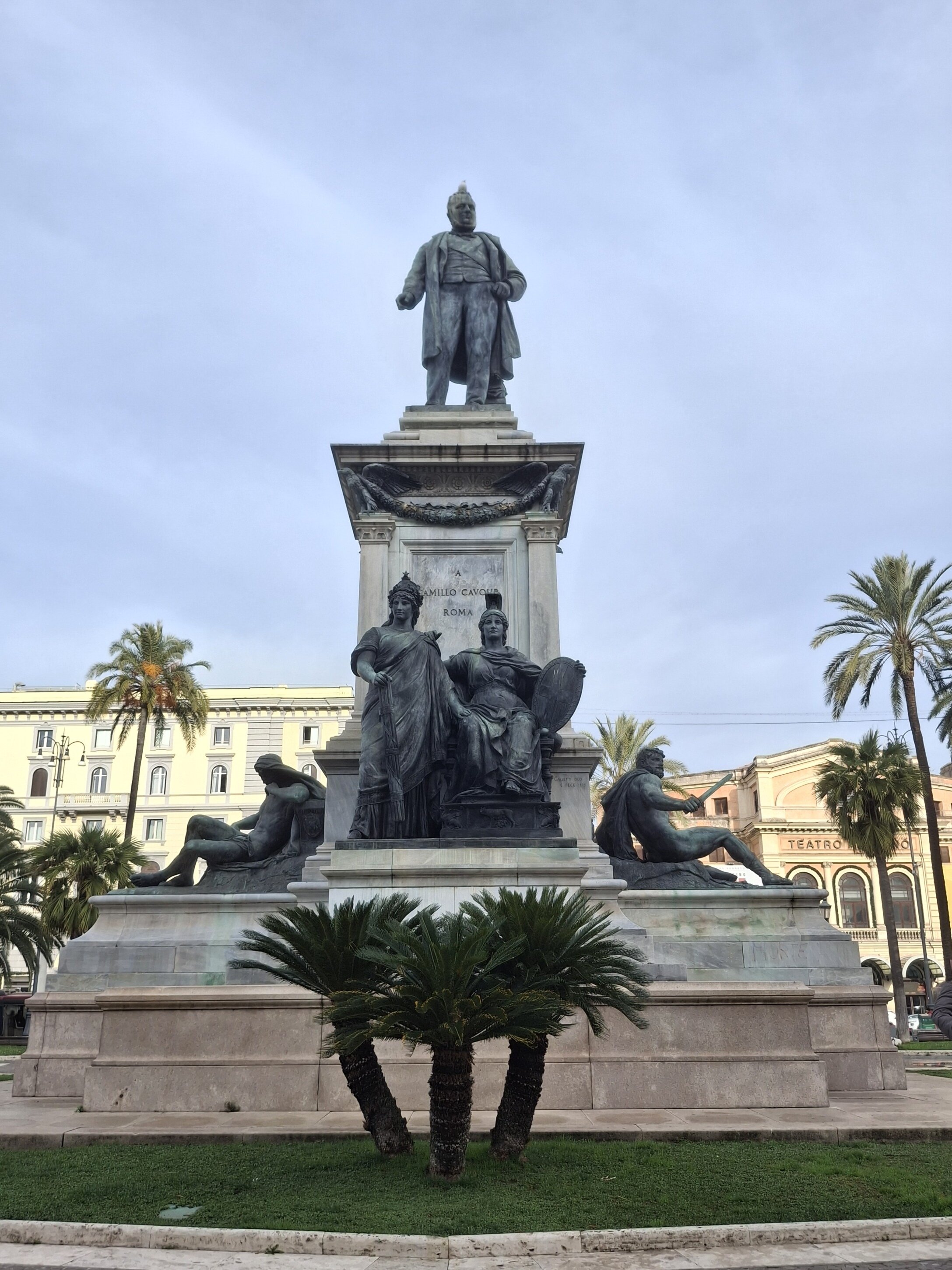 IL MONUMENTO A CAVOUR, TRA CRITICHE E CAPSULE DEL TEMPO