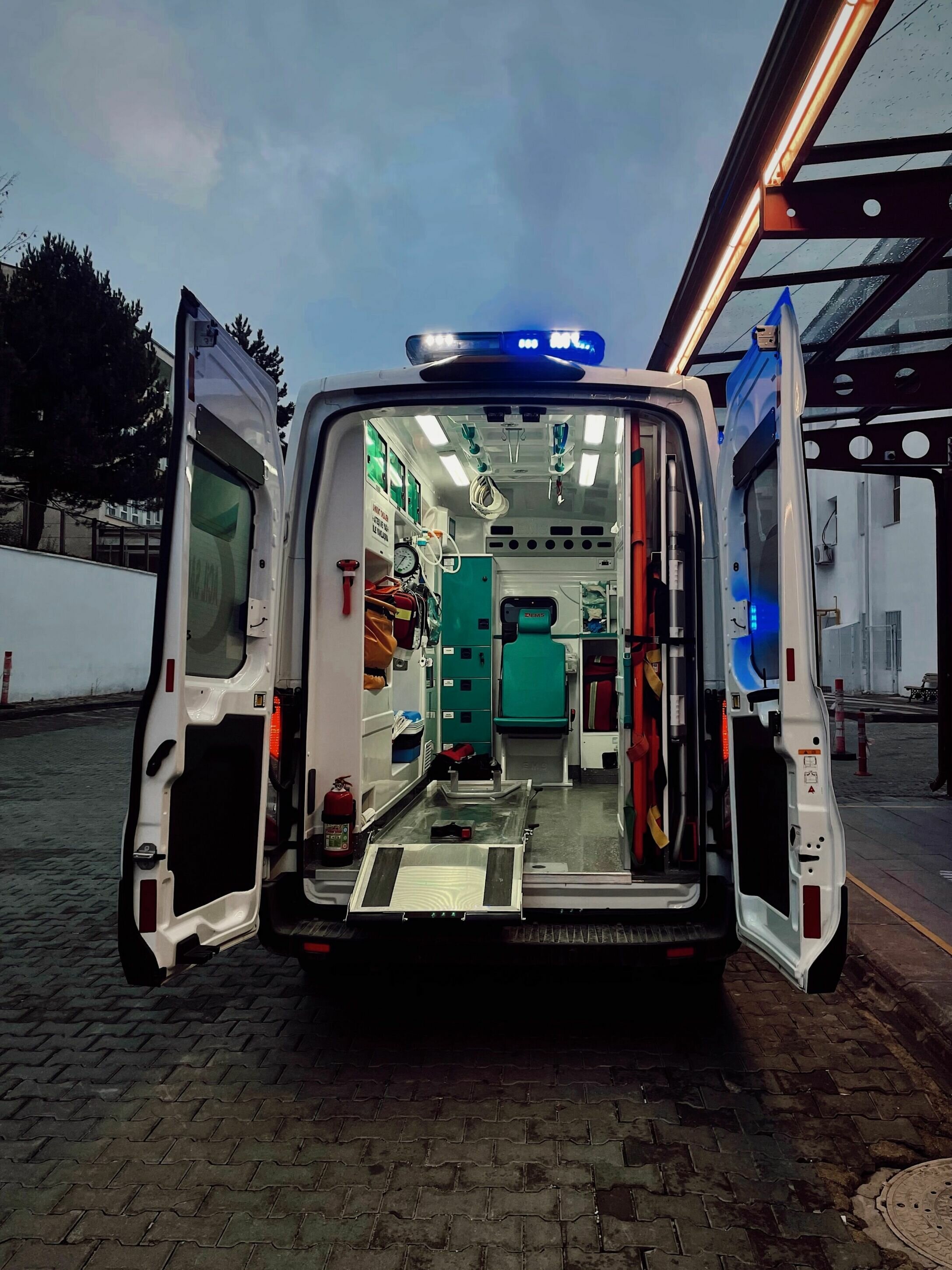ambulanza.jpeg ambulanza.jpeg