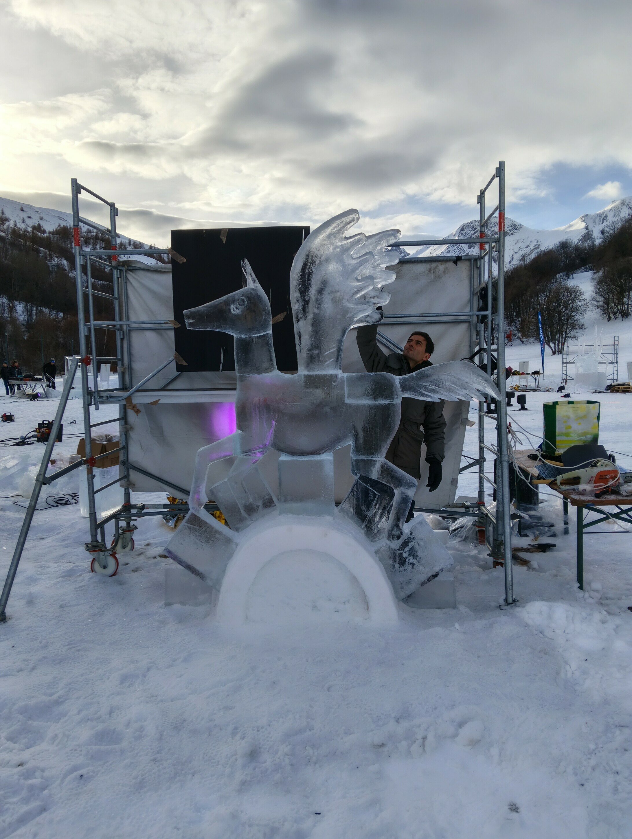 img20260116101236.jpeg Proceso de trabajo de la escultura de hielo