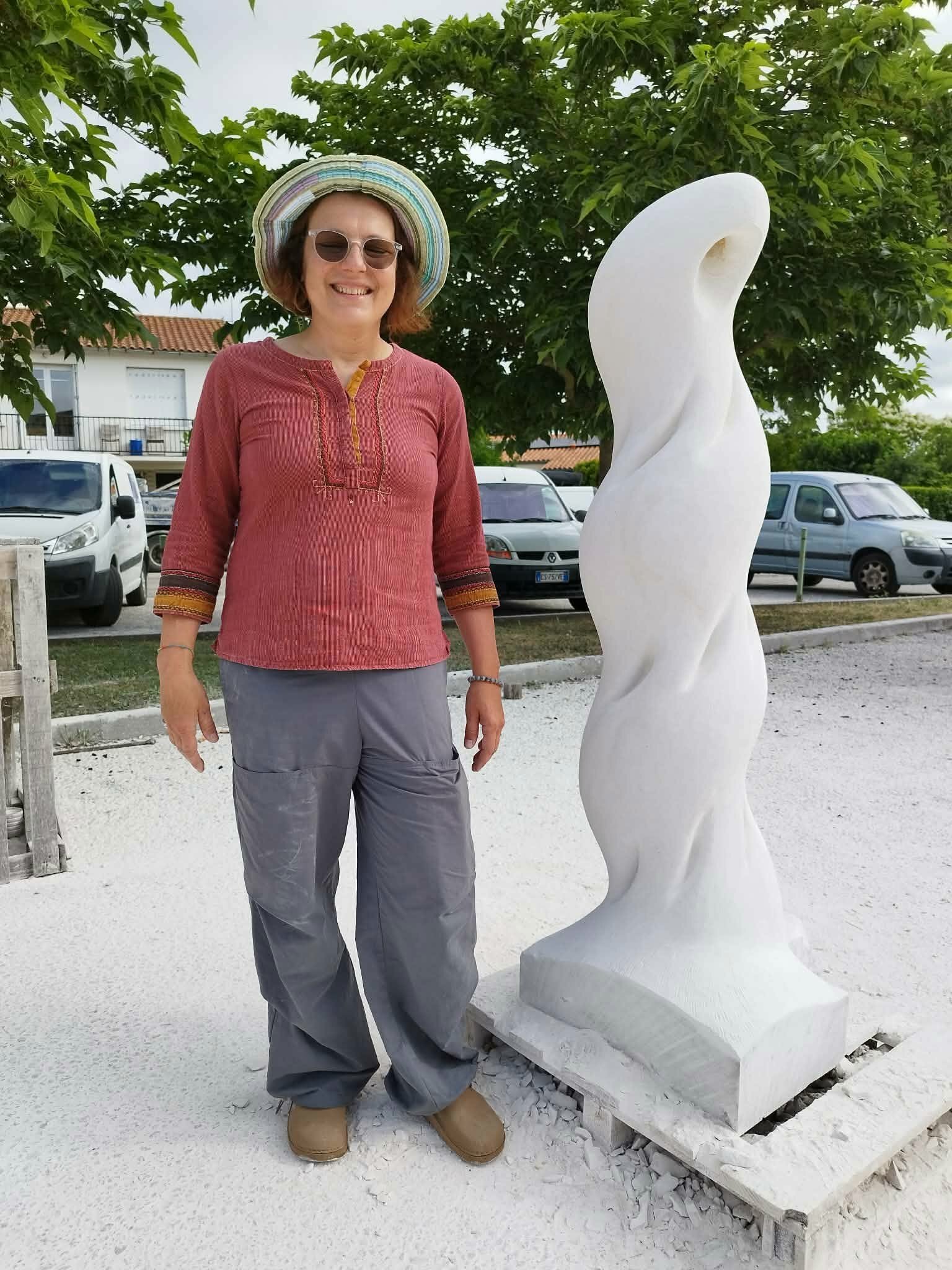 Elena junto a su obra