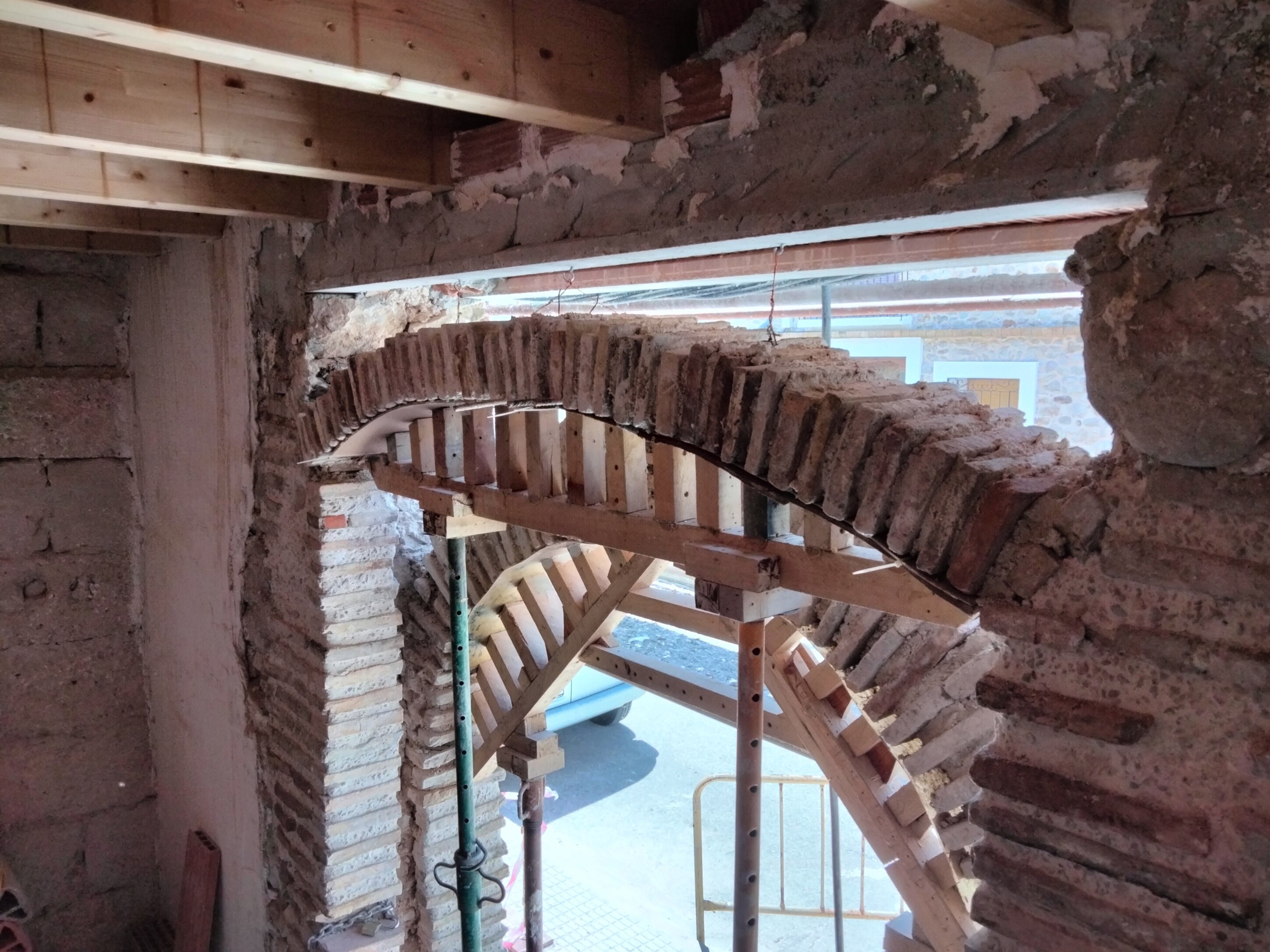 Proceso de reconstrucción del doble arco de entrada