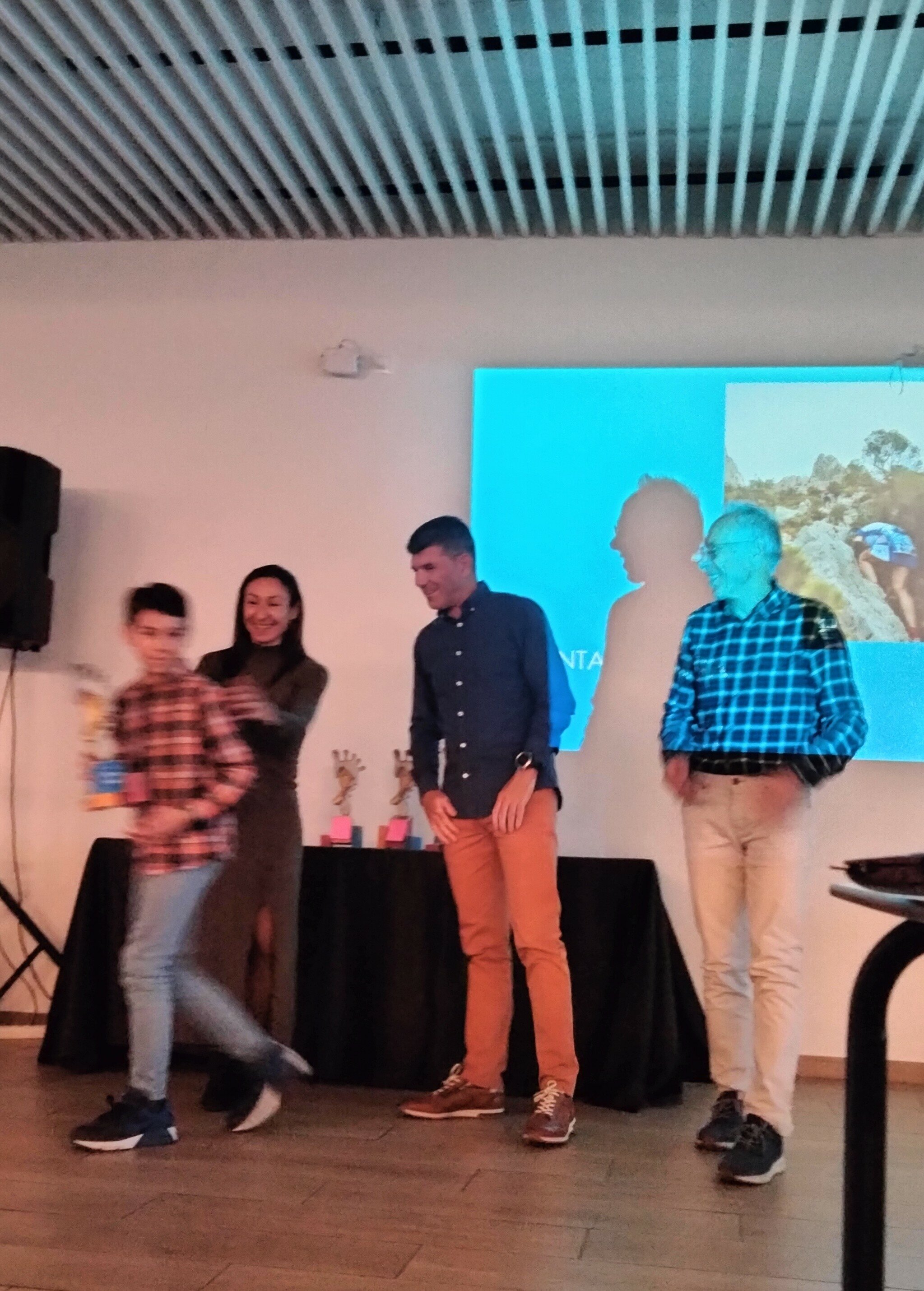 La familia Lledó, recogiendo su premio por su exitosa participación en carreras de montaña.