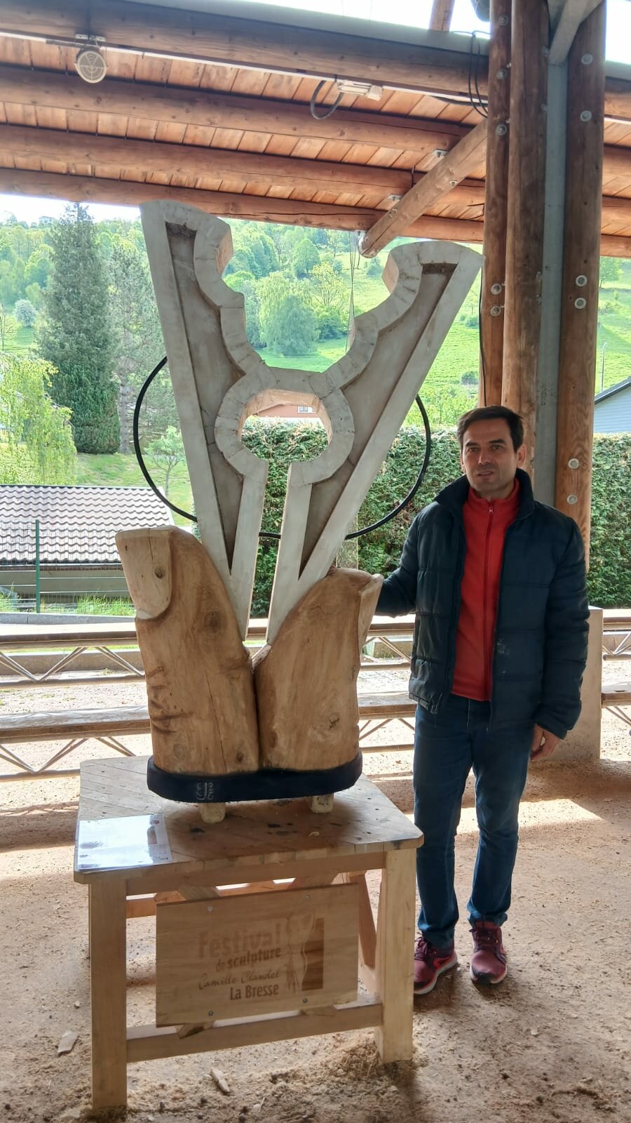 Enrique Jordá junto a su escultura