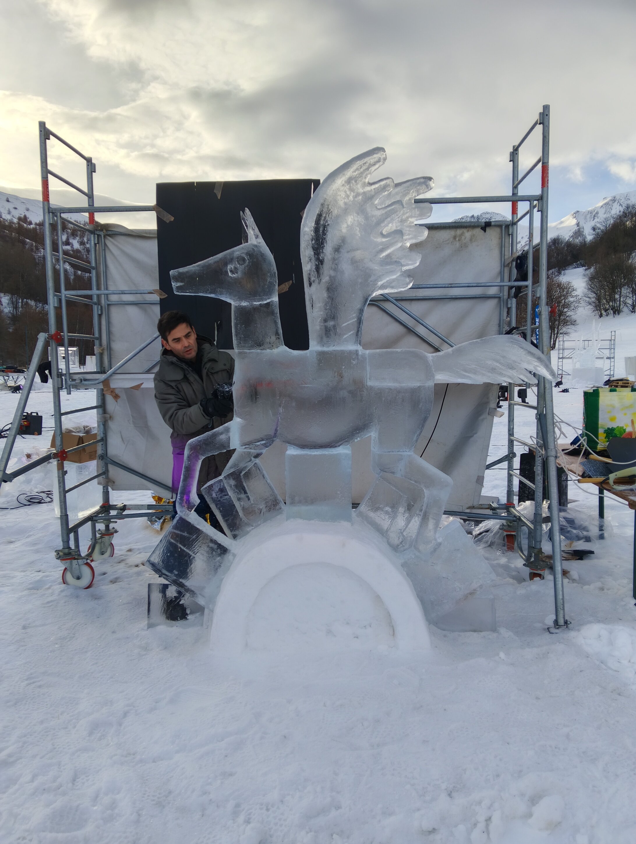 img20260116101145.jpeg Proceso de trabajo de la escultura de hielo