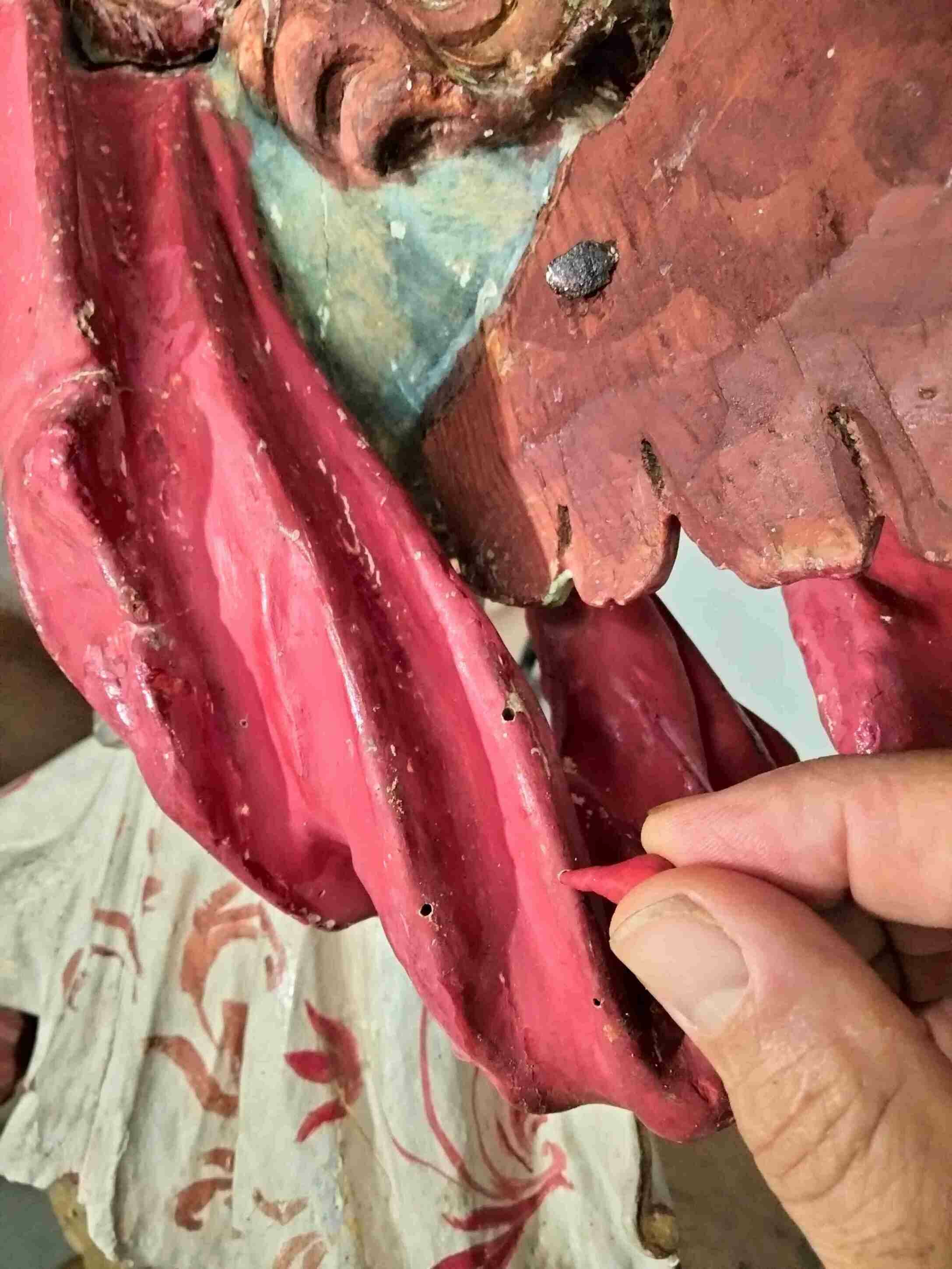 img20250820093124_5_11zon.jpeg Sellado de orificios producidos por la carcoma mediante cera.