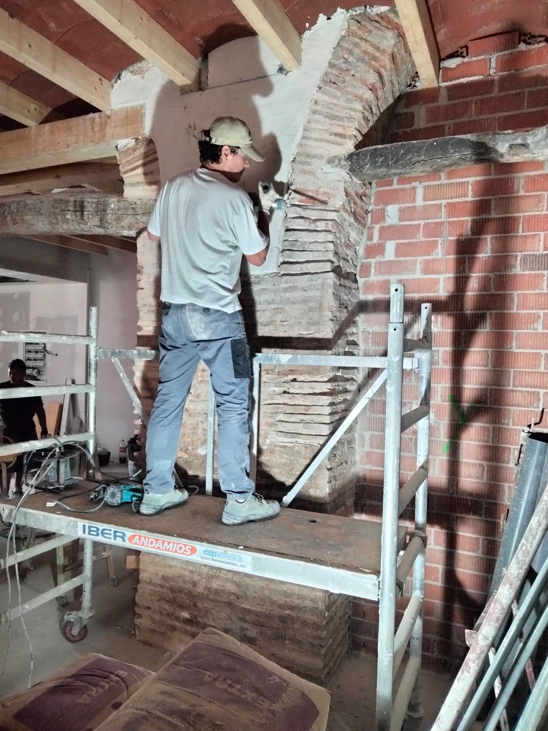 Pavel realizando tareas de saneamiento de morteros