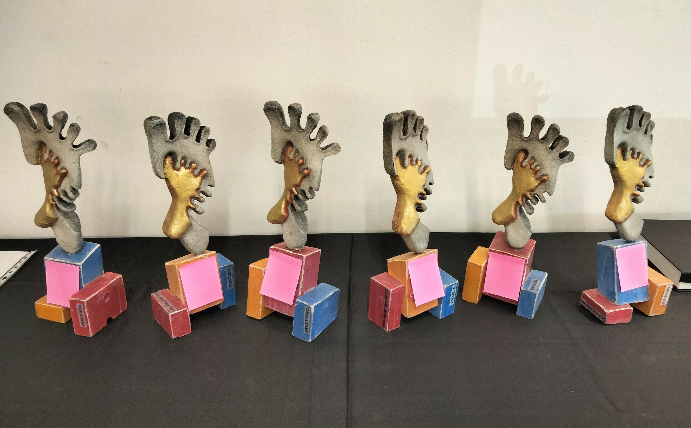 Premios expuestos durante la gala, los nombres fueron cubiertos. hasta la entrega a los galardonados.