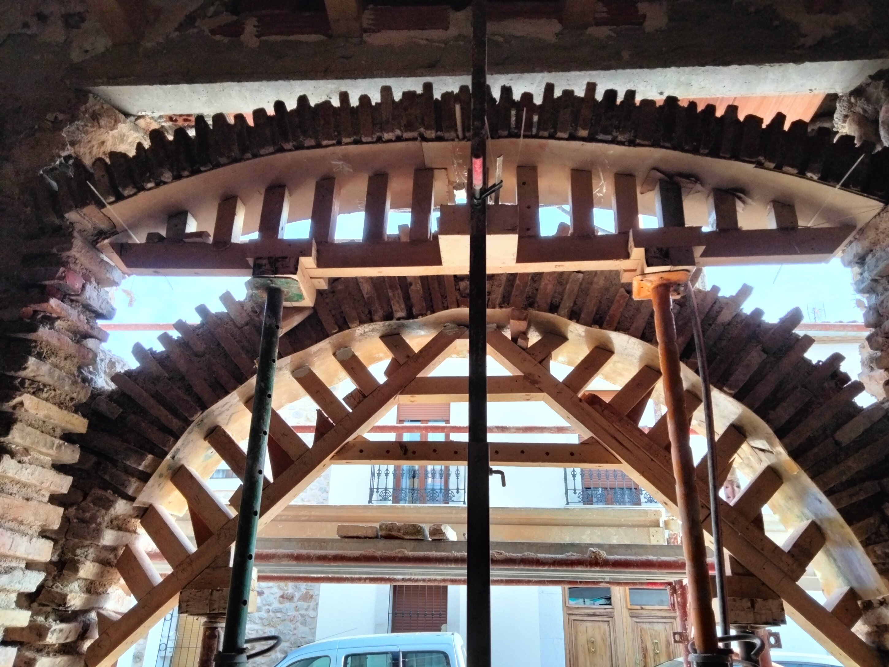 Proceso de reconstrucción del doble arco de entrada