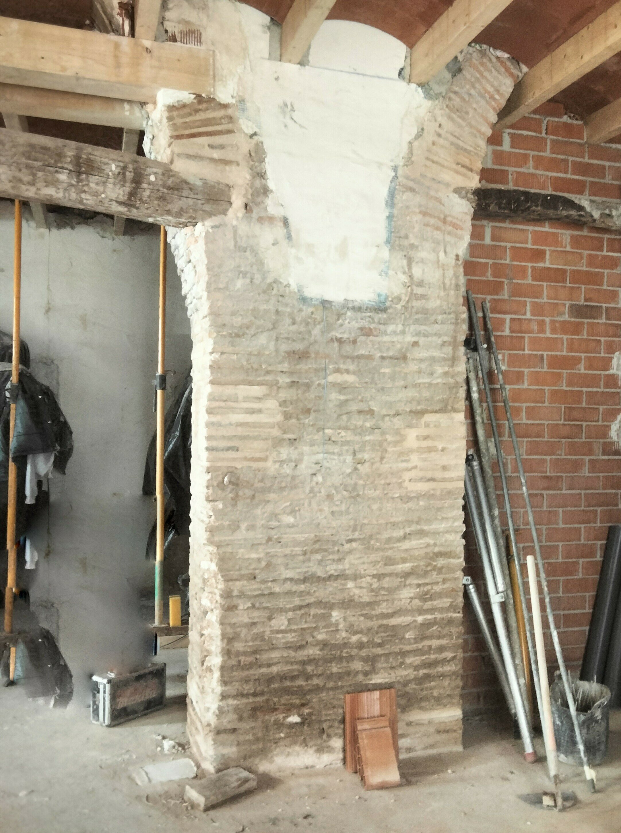 Pilar de ladrillo antes