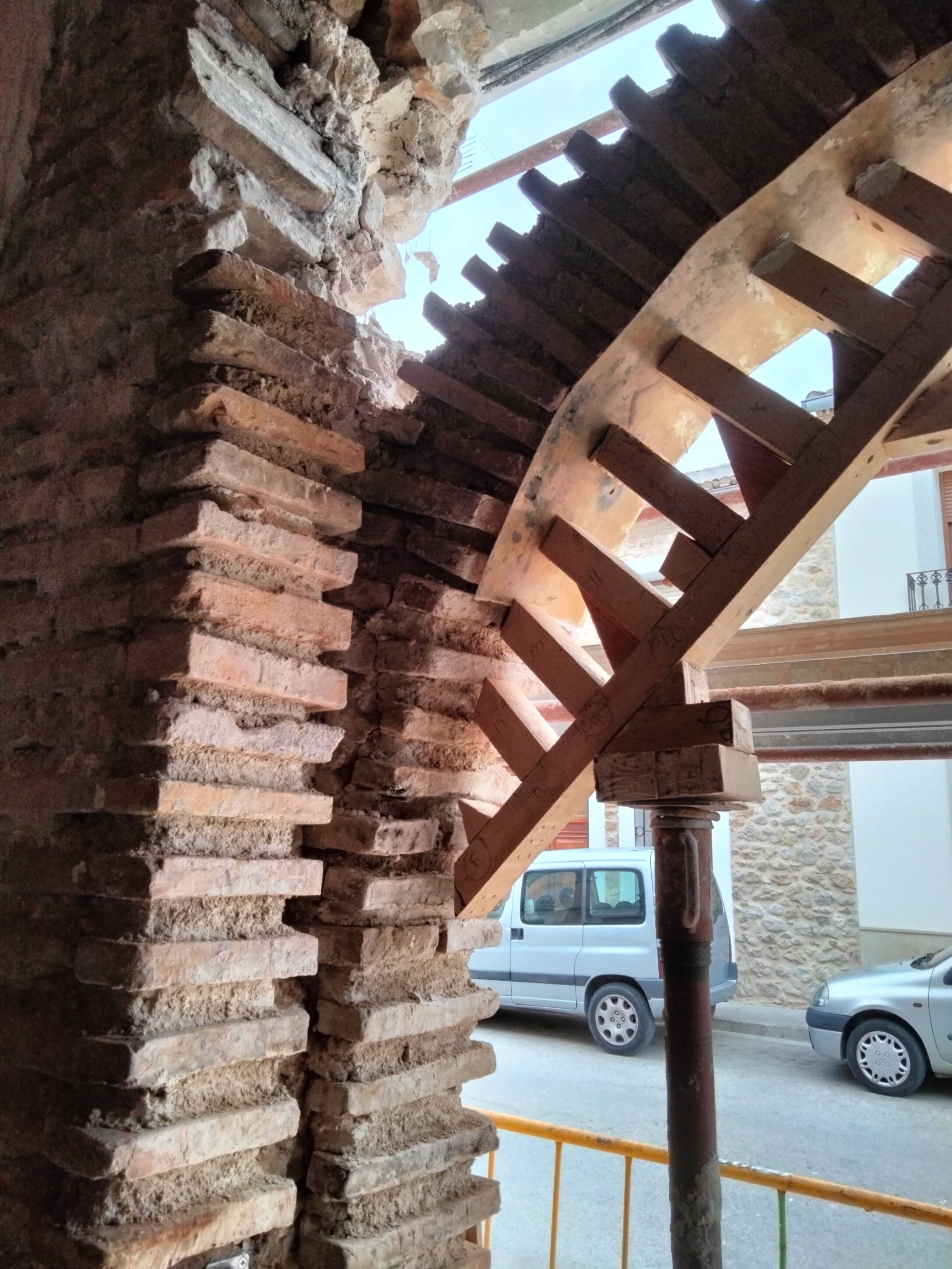 Proceso de reconstrucción del doble arco de entrada