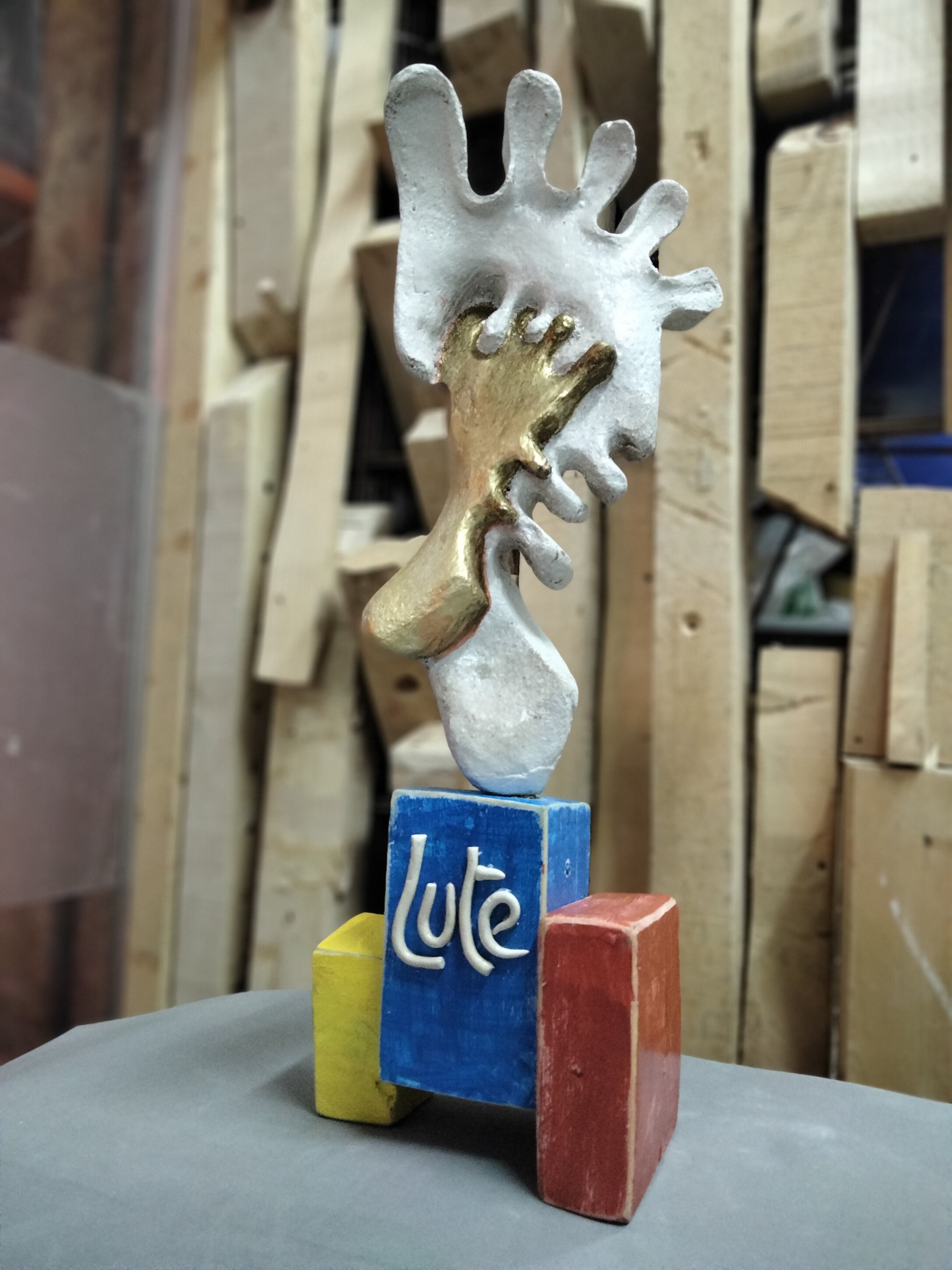 Obsequio entrega a la familia de Lute, en su memoria.