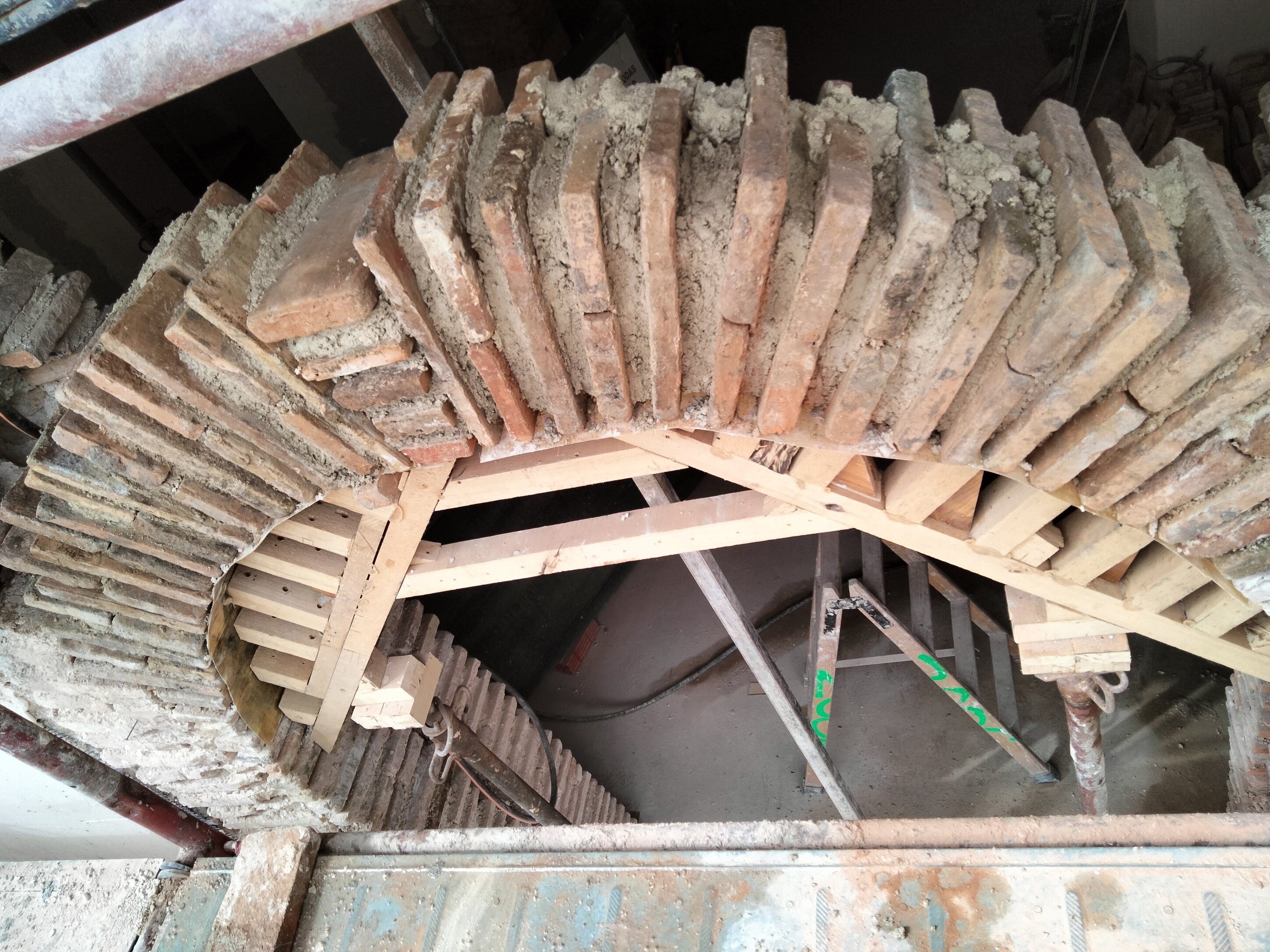 Proceso de reconstrucción del doble arco de entrada