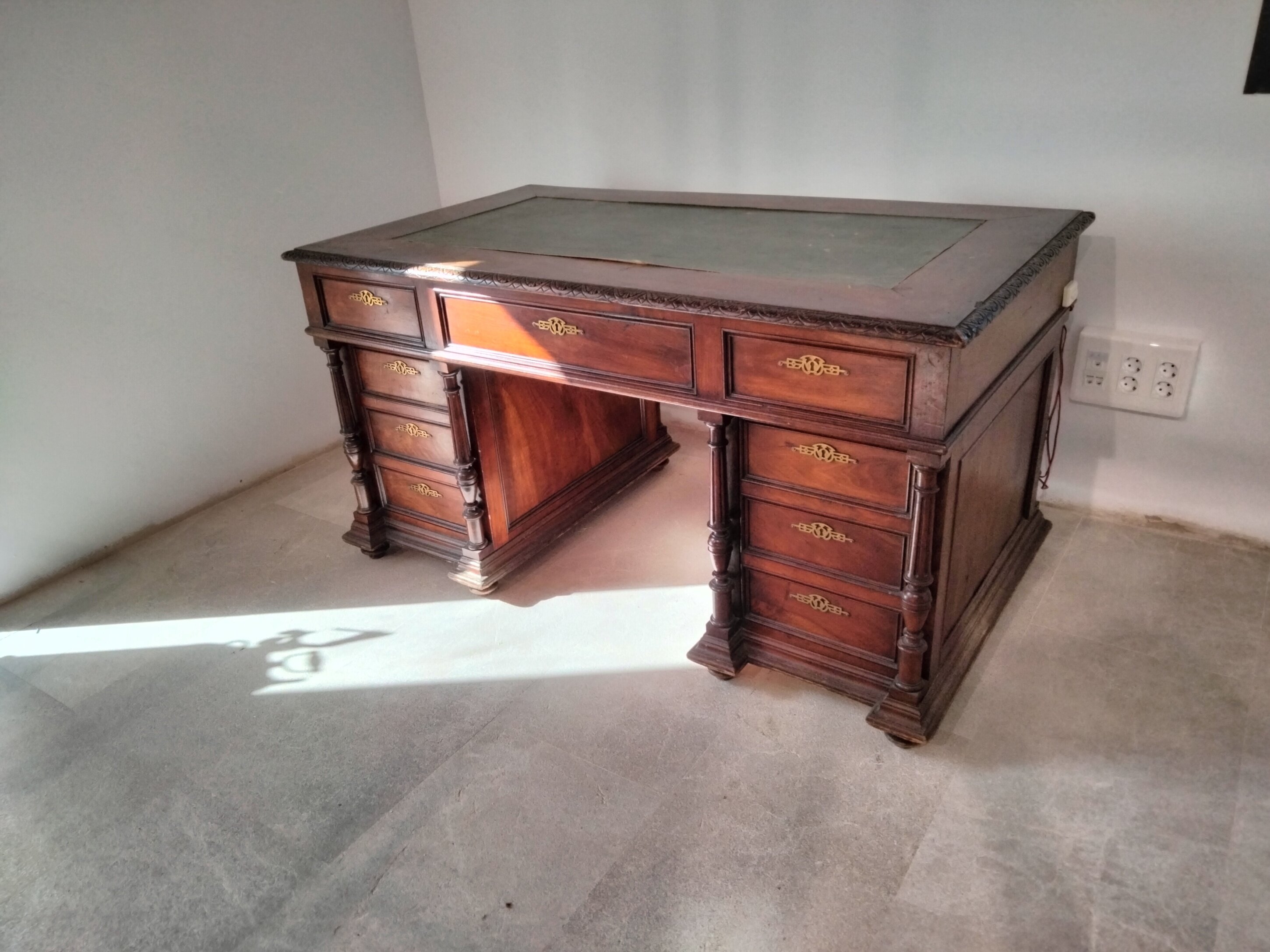 Mueble afectado por la carcoma