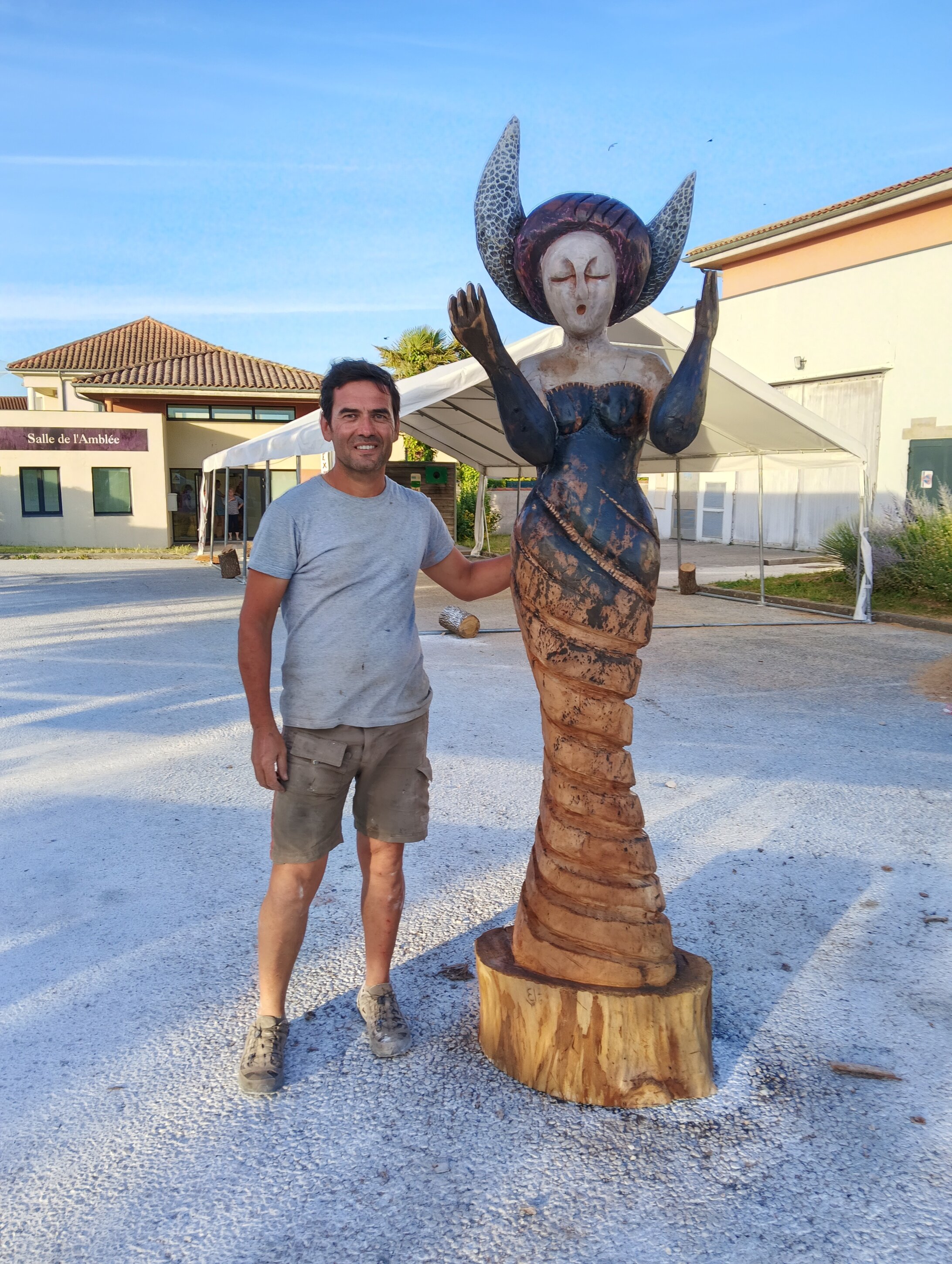 Enrique Jordá junto a su obra