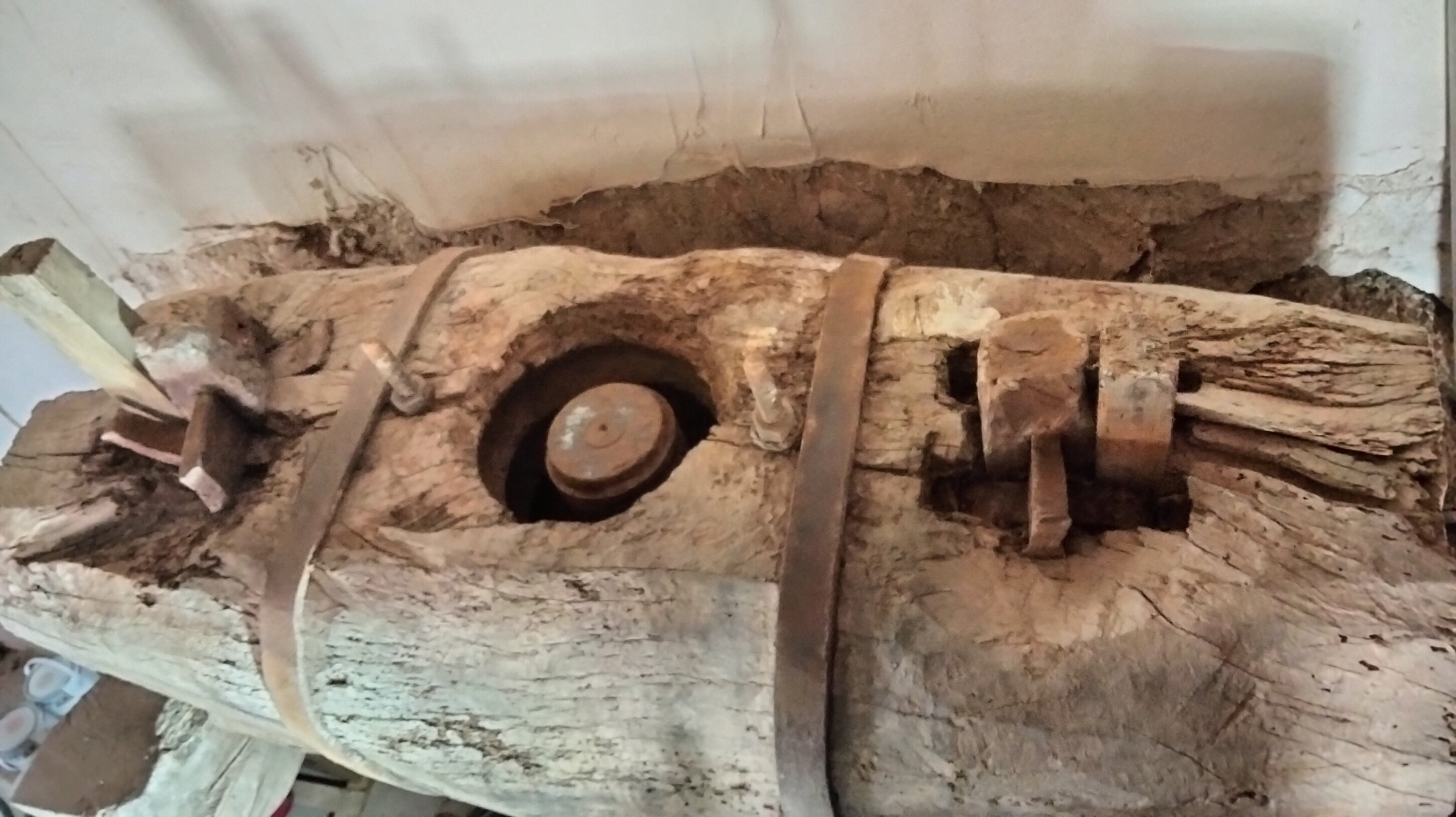 Prensa tras la limpieza de tierras acumuladas