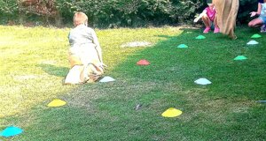 Bambini giocano con il sacco in un campo all'aperto