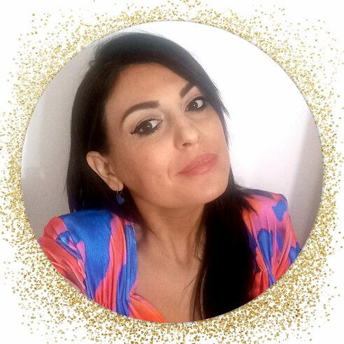 Ritratto di donna sorridente con sfondo decorativo dorato