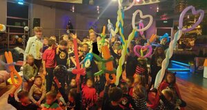 Animazione bambini con palloncini a una festa di compleanno.