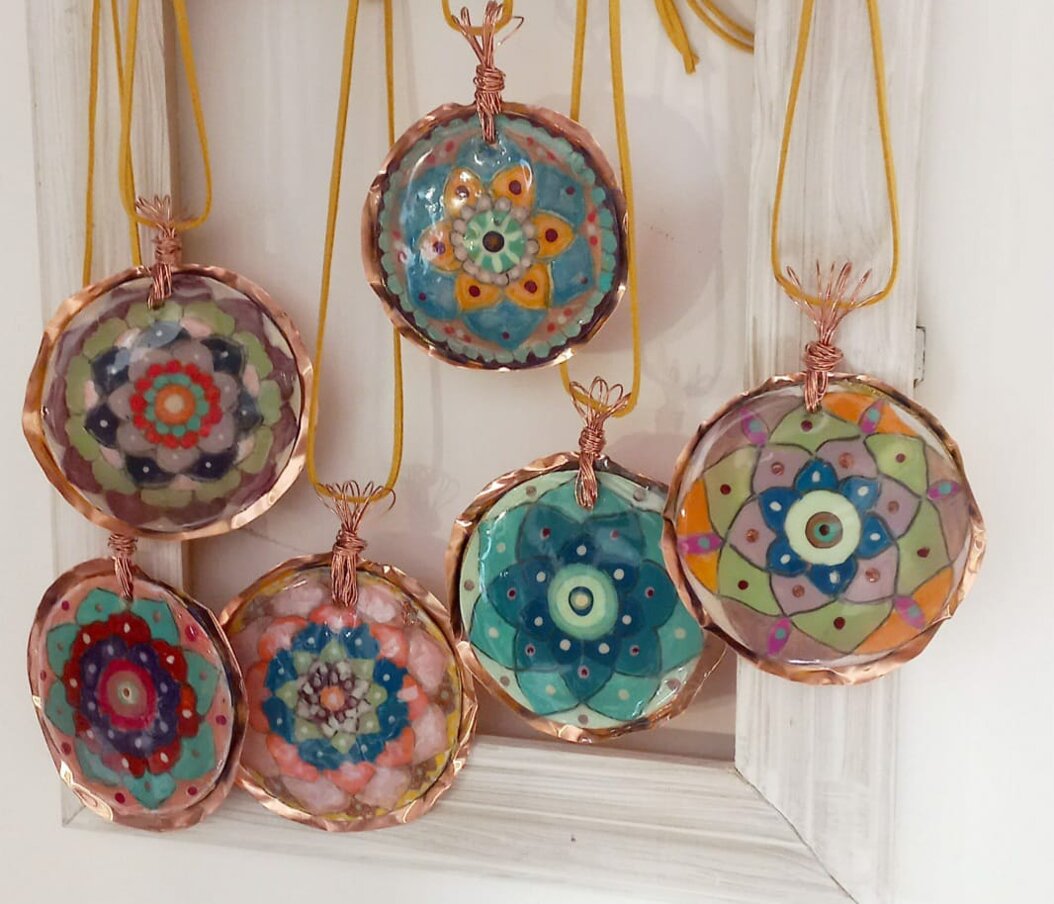 Ciondoli artigianali con mandala dipinti a mano in materiali naturali