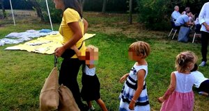 Animatrice intrattiene bambini durante festa di compleanno all'aperto con giochi creativi