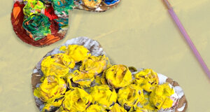 Cuori di cartone dipinti dai bambini con colori vivaci per attività creative